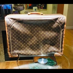 Lous Vuitton  Medium Monogram Pullman Suitcase.